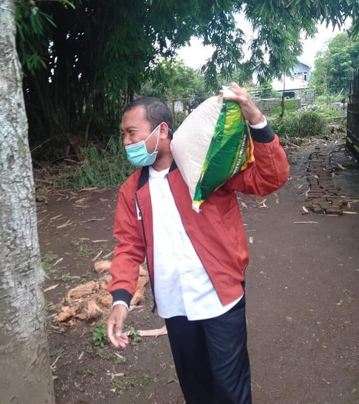 Anggota DPRD dari PKS  Bapak Mangku Budi Heri Wibowo Berikan Bantuan Warga Bangsalsari yang Rumahnya Roboh