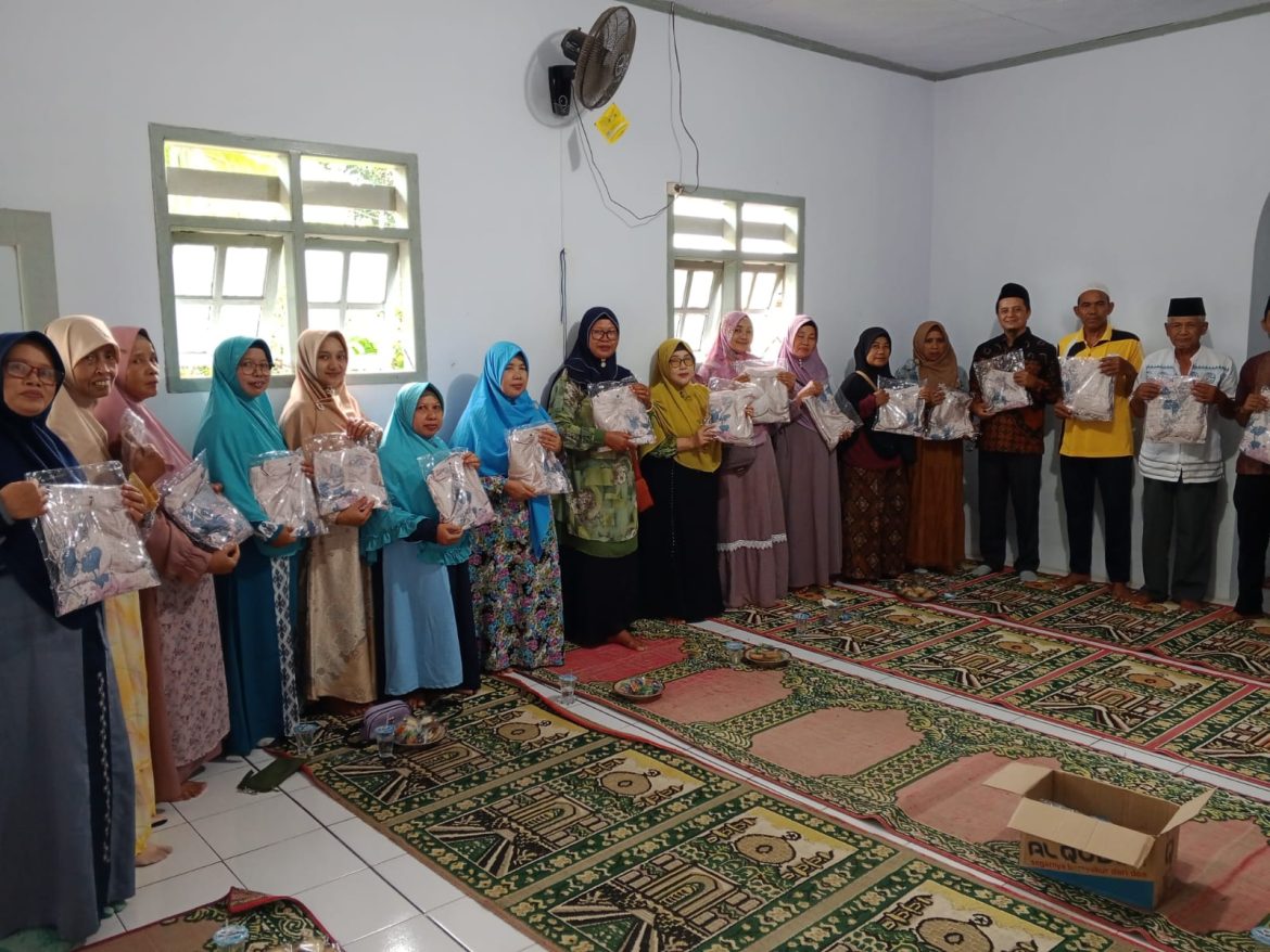 Dukung Peran Muslimat, H. Achmad Dhafir Syah Salurkan Seragam Busana Muslim di Tempurejo