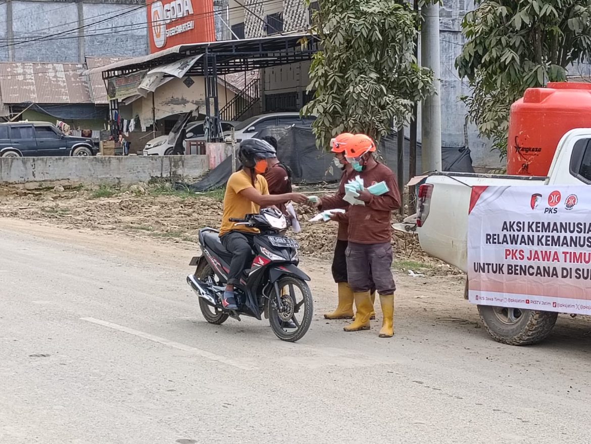 Air Surut, Penderitaan Berlanjut: Relawan PKS Jember–Jawa Timur Berjuang Menjaga Napas Warga Aceh Tamiang