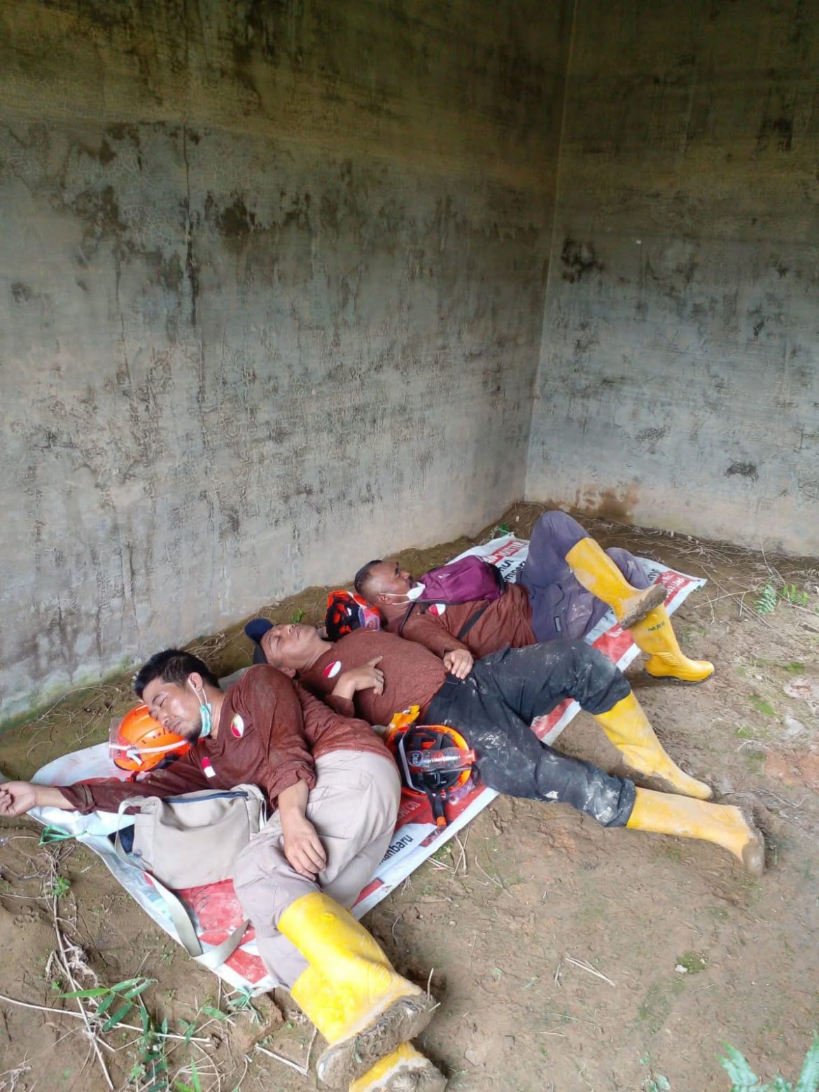 Letih Tak Menghentikan Langkah Relawan PKS Jember di Aceh Tamiang Pasca Banjir