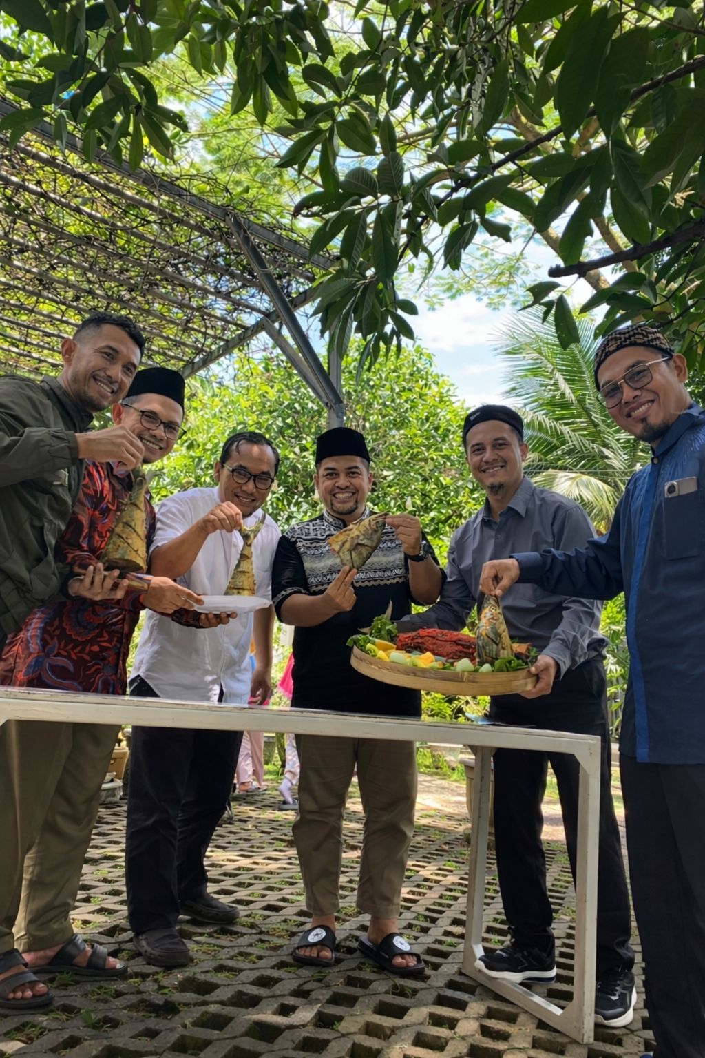Tumpengan Ikan Laut di Puncak Hari Nelayan, Taufik dan DPD Partai Keadilan Sejahtera Jember Tegaskan Kepedulian untuk Nelayan
