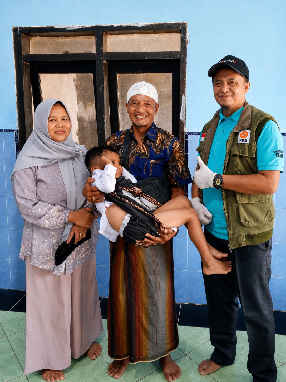 Tetap Jadi “Mantri Rakyat”, Anggota DPRD PKS Jember Ini Turun Langsung Khitan Warga